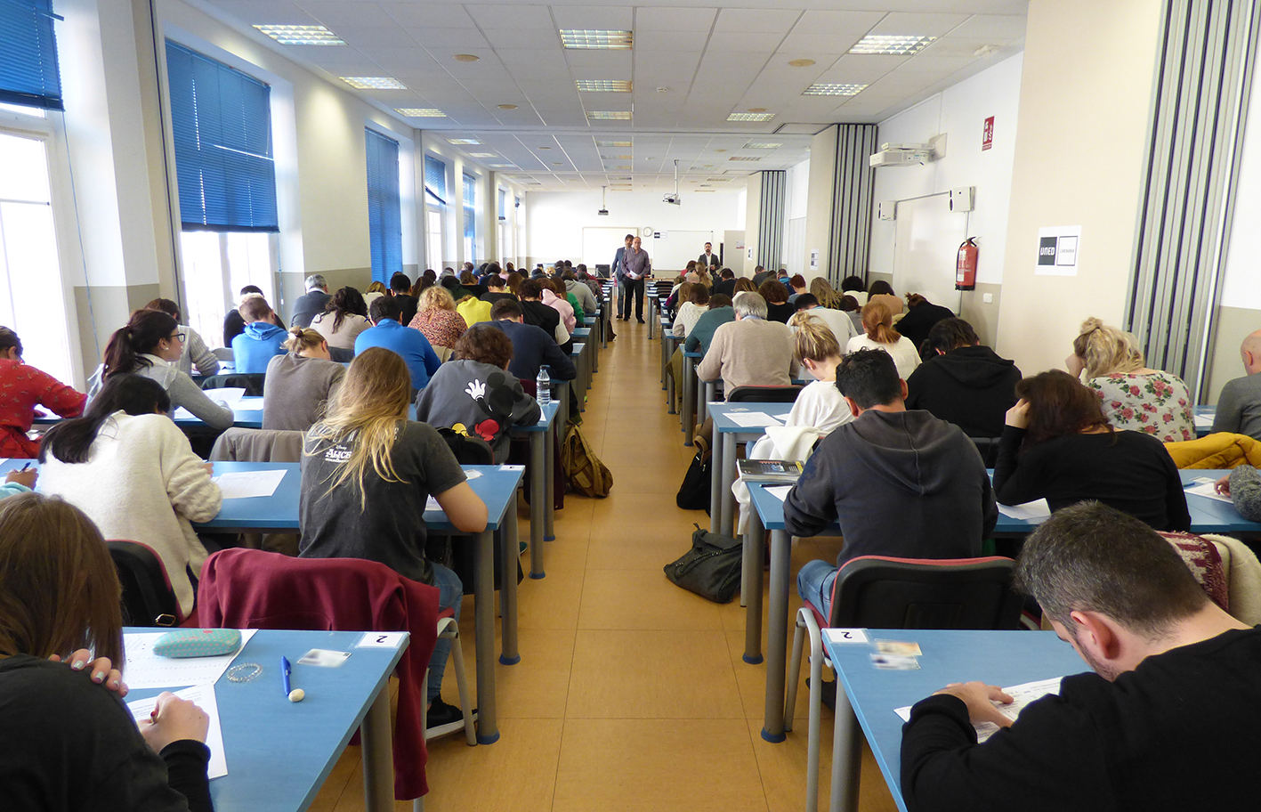Estudiantes haciendo un examen en la UNED