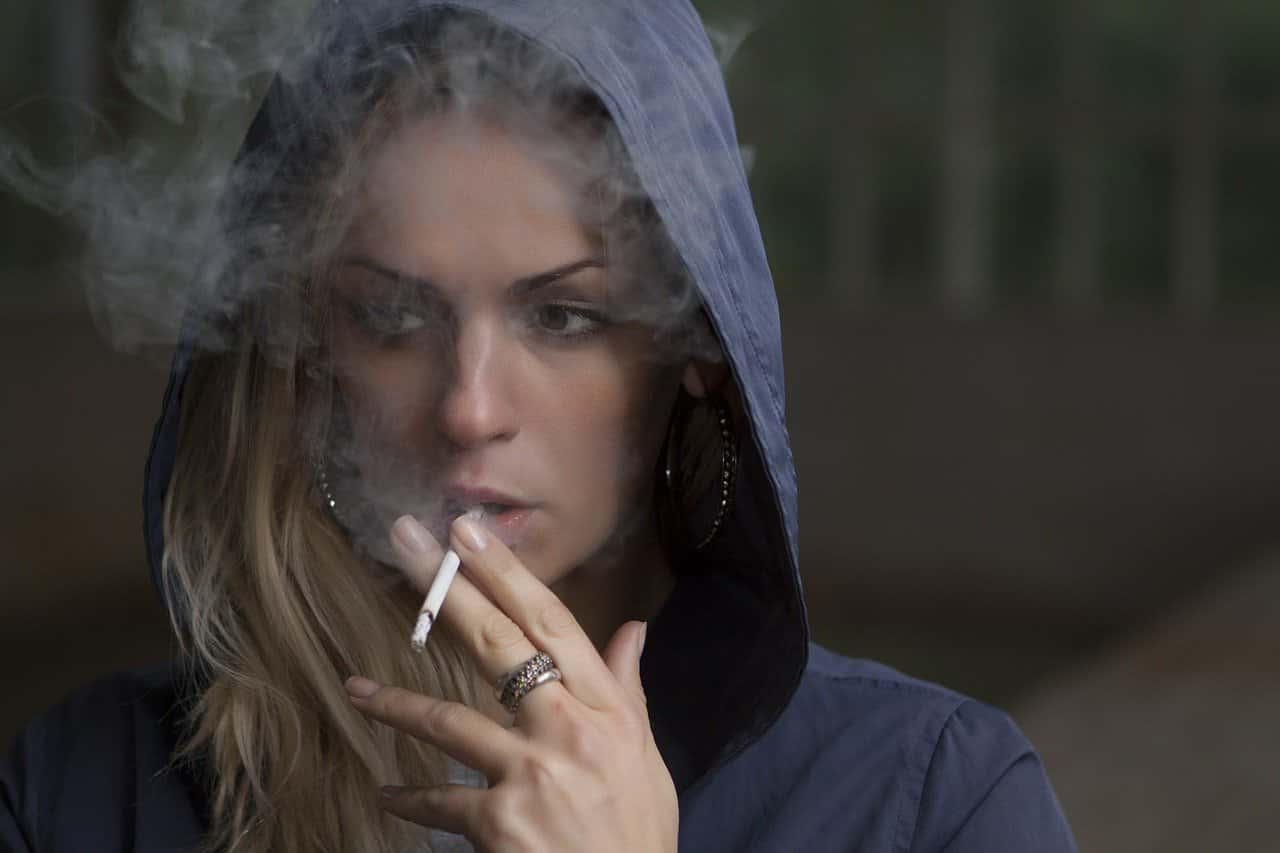 Una mujer fumando